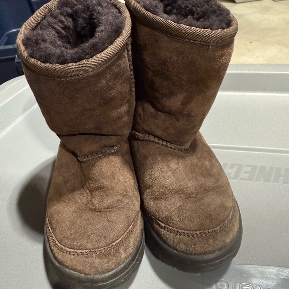 Brown Girls / Toddler Uggs - Picture 2 of 5